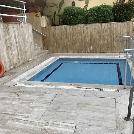 慕兹酒店 2* 阿拉尼亚