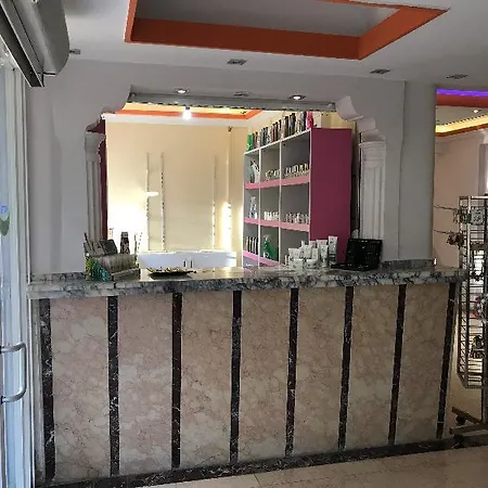 慕兹酒店 2* 阿拉尼亚
