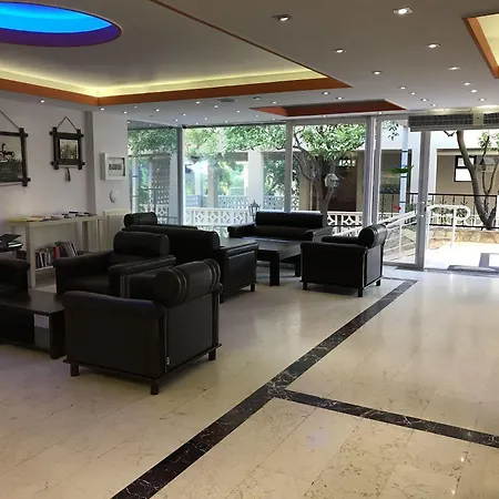 慕兹酒店 2* 阿拉尼亚